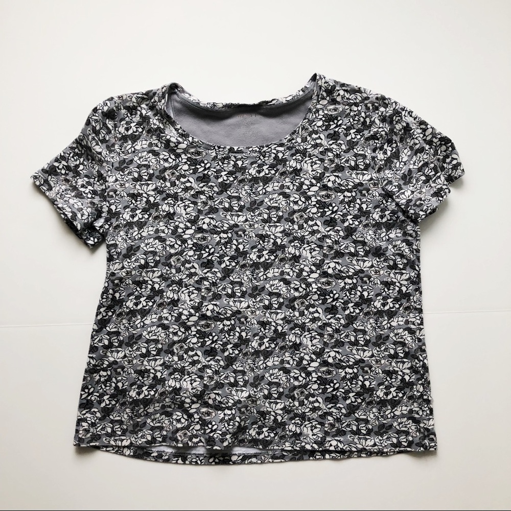 Gray and white floral t-shirt. Size Large